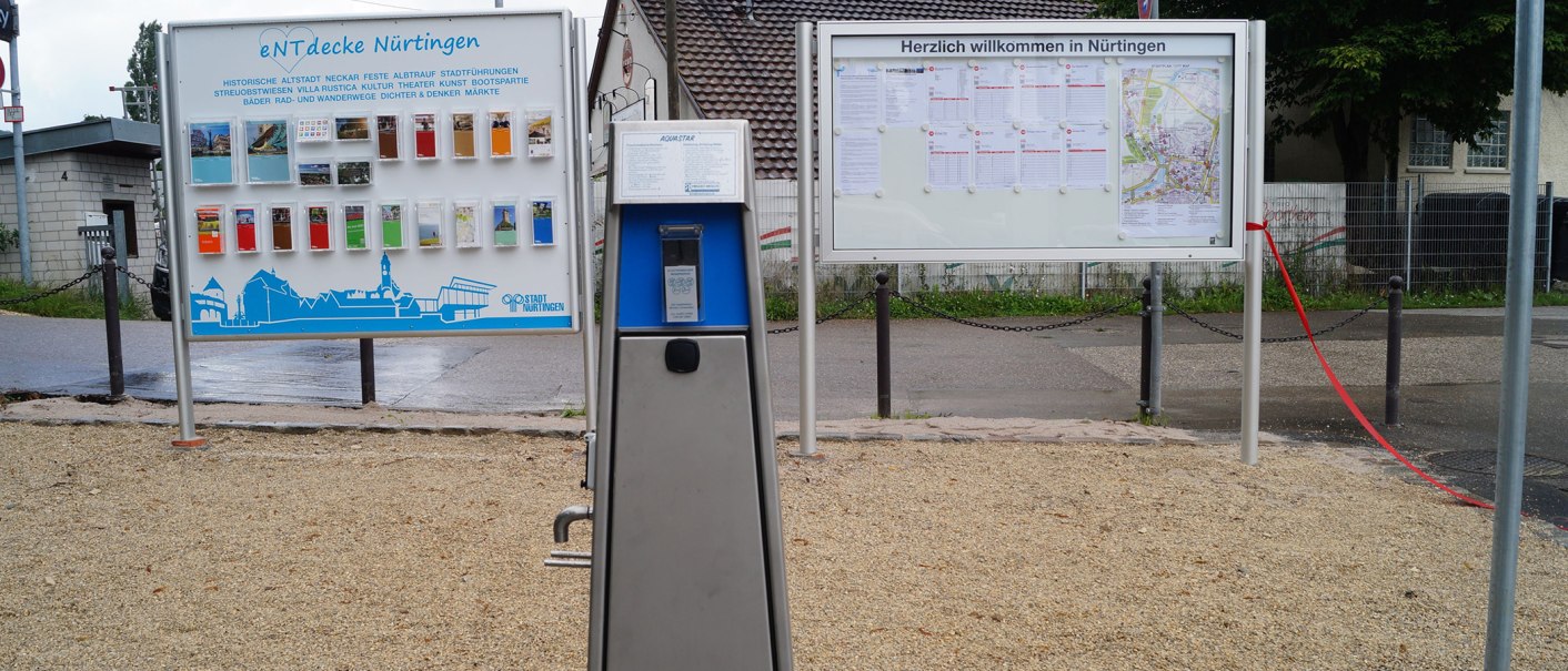 Zwei Informationsschilder am Reisemobilstellplatz N&uuml;rtingen mit Stadtinformationen und Karten. Ein Automat steht im Vordergrund., &copy; Stadt N&uuml;rtingen, Clint Metzger