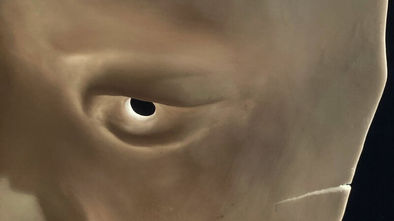 Nahaufnahme eines Porzellanobjekts mit einem Loch, das wie ein Auge wirkt. Die Oberfläche ist glatt und hell., © FITZ Das Theater animierter Formen Nahaufnahme eines Porzellanobjekts mit einem Loch, das wie ein Auge wirkt. Die Oberfläche ist glatt und hell., © FITZ Das Theater animierter Formen