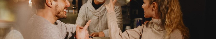 Zwei Personen unterhalten sich l&auml;chelnd mit einem Barista in einem gem&uuml;tlichen Caf&eacute;. Die Atmosph&auml;re ist warm und einladend., &copy; Stuttgart-Marketing GmbH, Alwin Maigler