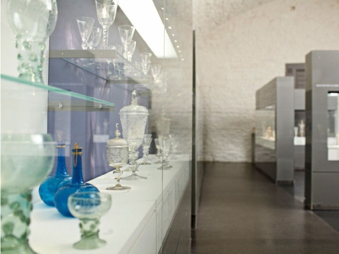 Führung | Von bronzezeitlichen Glasperlen bis zu bemalten Bechern - 4.000 Jahre Glas, © Landesmuseum Württemberg Führung | Von bronzezeitlichen Glasperlen bis zu bemalten Bechern - 4.000 Jahre Glas, © Landesmuseum Württemberg