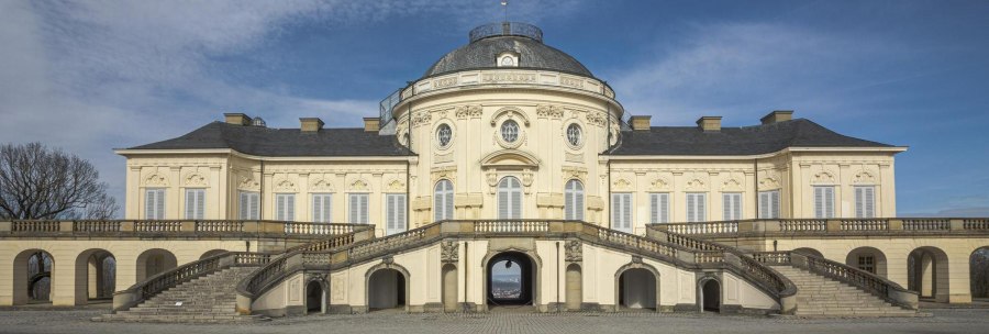 Schloss Solitude mit symmetrischen Treppen, klassizistischer Architektur und blauem Himmel im Hintergrund., © Stuttgart-Marketing GmbH, Sarah Schmid