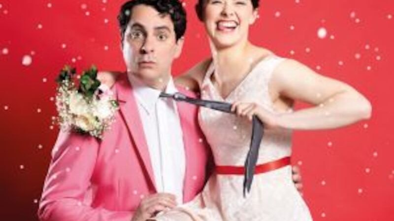 Ein Mann im rosa Anzug und eine Frau im cremefarbenen Kleid vor rotem Hintergrund, sie hält seine Krawatte., © Altes Schauspielhaus und Komödie im Marquardt e.V. Ein Mann im rosa Anzug und eine Frau im cremefarbenen Kleid vor rotem Hintergrund, sie hält seine Krawatte., © Altes Schauspielhaus und Komödie im Marquardt e.V.