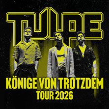 Drei M&auml;nner stehen vor dem Schriftzug 'TULPE' und dem Text 'K&ouml;nige von Trotzdem Tour 2026' in gelber Schrift auf schwarzem Hintergrund., &copy; links im Bild