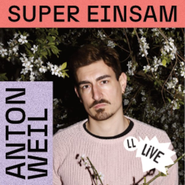 Ein Mann in einem rosa Pullover steht vor bl&uuml;henden Zweigen. Oben steht 'Super einsam', links 'Anton Weil'., &copy; Lauscherlounge Veranstaltungen UG