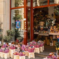 A flower store in Stuttgart with colorful bouquets and plants in front of the entrance. The store is called IMPERIA II., © SMG, Sarah Schmid A flower store in Stuttgart with colorful bouquets and plants in front of the entrance. The store is called IMPERIA II., © SMG, Sarah Schmid