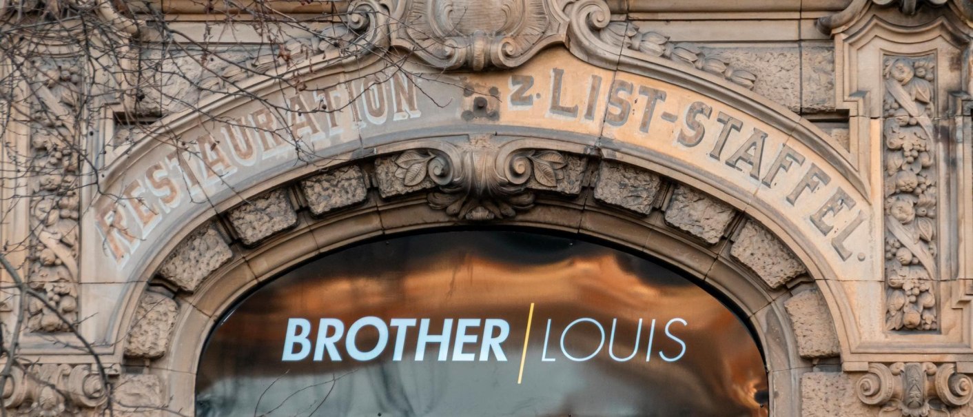 Detail einer historischen Geb&auml;udefassade mit der Aufschrift 'BROTHER LOUIS' in einem modernen Schaufenster., &copy; Stuttgart-Marketing GmbH, Sarah Schmid