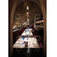 Elegantes Restaurant mit langer Tafel, dekoriert mit blauen Gläsern und schwebenden Glaskugeln., © Délice, Stuttgart