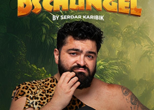 Mann in Leopardenkost&uuml;m vor Dschungelhintergrund, Titel 'Mein Dschungel' von Serdar Karibik oben., &copy; Theaterhaus Stuttgart e.V.