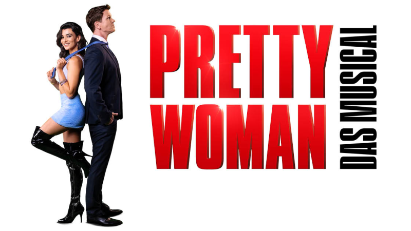 Zwei Personen stehen R&uuml;cken an R&uuml;cken vor dem Schriftzug 'Pretty Woman - Das Musical'. Eine Frau in einem blauen Kleid und ein Mann im Anzug., &copy; links im Bild