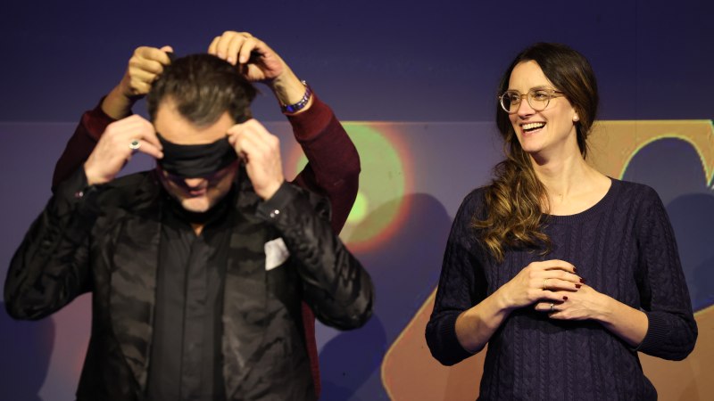 Magie hautnah und ein unvergessliches Erlebnis - Muttertagsshow in STROTMANNS Magic Lounge, © Strotmanns Magic Lounge Magie hautnah und ein unvergessliches Erlebnis - Muttertagsshow in STROTMANNS Magic Lounge, © Strotmanns Magic Lounge