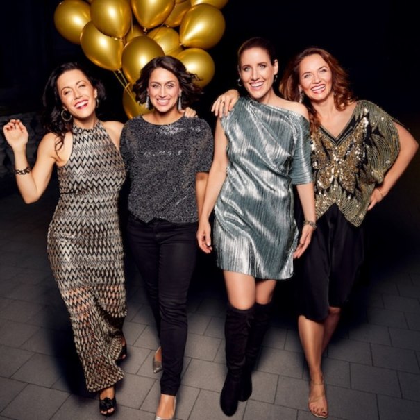 Vier Frauen in eleganter Abendgarderobe posieren l&auml;chelnd mit goldenen Luftballons im Hintergrund., &copy; Renitenztheater Stuttgart e.V.