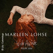 Frau mit roten Haaren liegt in weißem Spitzenkleid auf Gras. Text: 'Marleen Lohse Wide Awake Tour 2026'., © links im Bild Frau mit roten Haaren liegt in weißem Spitzenkleid auf Gras. Text: 'Marleen Lohse Wide Awake Tour 2026'., © links im Bild