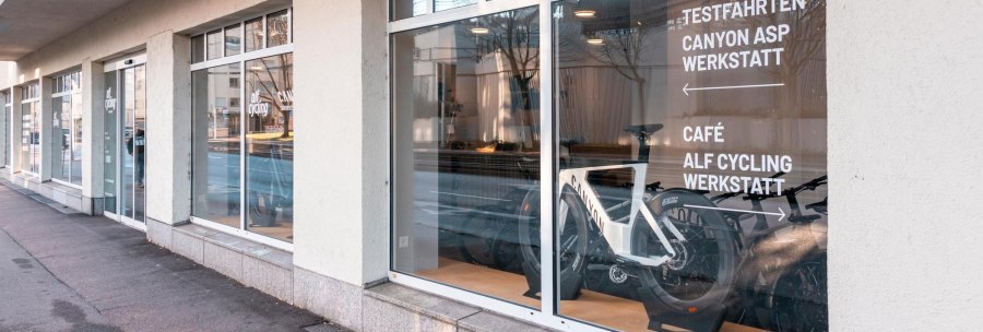 A bicycle store with large windows displays bicycles in the shop window. The window says 'Test rides, Canyon ASP workshop, café, Alf Cycling workshop'., © SMG Stuttgart Marketing GmbH - Sarah Schmid A bicycle store with large windows displays bicycles in the shop window. The window says 'Test rides, Canyon ASP workshop, café, Alf Cycling workshop'., © SMG Stuttgart Marketing GmbH - Sarah Schmid