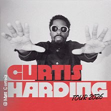 Curtis Harding mit Sonnenbrille und ausgestreckten H&auml;nden, darunter der Schriftzug 'Curtis Harding Tour 2026'., &copy; links im Bild