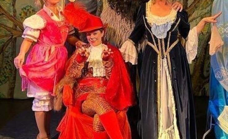 Schauspieler in farbenfrohen Kostümen posieren auf einer Bühne. Sie stellen Märchenfiguren dar, darunter eine Person in roten Stiefeln und ein Mann mit langem Bart., © Theater Atelier Schauspieler in farbenfrohen Kostümen posieren auf einer Bühne. Sie stellen Märchenfiguren dar, darunter eine Person in roten Stiefeln und ein Mann mit langem Bart., © Theater Atelier