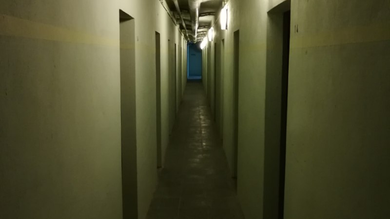Ein langer, schmaler Flur in einem Bunker mit mehreren T&uuml;ren und Deckenbeleuchtung., &copy; Kultdiak Stuttgart e.V.