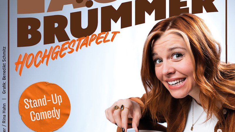 Frau mit roten Haaren stapelt Miniaturbücher. Text: Laura Brümmer, Hochgestapelt, Stand-Up Comedy., © Renitenztheater Stuttgart e.V. Frau mit roten Haaren stapelt Miniaturbücher. Text: Laura Brümmer, Hochgestapelt, Stand-Up Comedy., © Renitenztheater Stuttgart e.V.