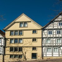 Three half-timbered houses on the market square in Böblingen, surrounded by bare trees and a bright blue sky., © SMG Stuttgart Marketing GmbH - Sarah Schmid