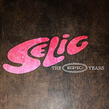 Das Bild zeigt das Logo der Band Selig mit dem Schriftzug 'The Epic Years' auf einem dunklen Hintergrund., &copy; links im Bild