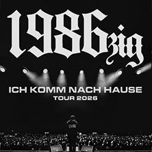 Schwarz-wei&szlig;es Konzertbild mit gro&szlig;em Schriftzug '1986zig Ich komm nach Hause Tour 2026' &uuml;ber einer B&uuml;hne mit Publikum., &copy; links im Bild