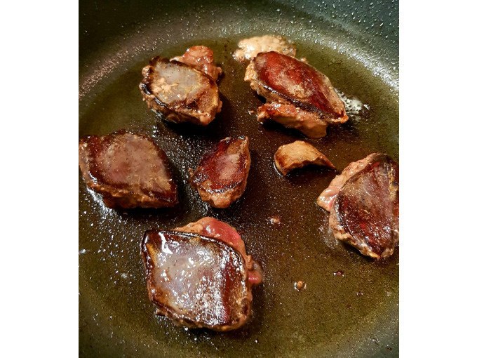 Mehrere gebratene Fleischstücke in einer Pfanne. Sie sind braun und knusprig gebraten., © Kultweine-Kochwelten-Kunstücke - Kochschule Sonja Lenz Mehrere gebratene Fleischstücke in einer Pfanne. Sie sind braun und knusprig gebraten., © Kultweine-Kochwelten-Kunstücke - Kochschule Sonja Lenz