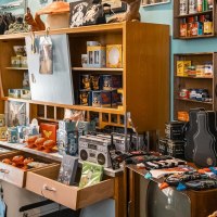 Ein Retro-Laden mit T-Shirts, Jacken und Vintage-Artikeln. Regale voller bunter Produkte und ein Kleiderständer mit verschiedenen Kleidungsstücken., © SMG, Sarah Schmid Ein Retro-Laden mit T-Shirts, Jacken und Vintage-Artikeln. Regale voller bunter Produkte und ein Kleiderständer mit verschiedenen Kleidungsstücken., © SMG, Sarah Schmid