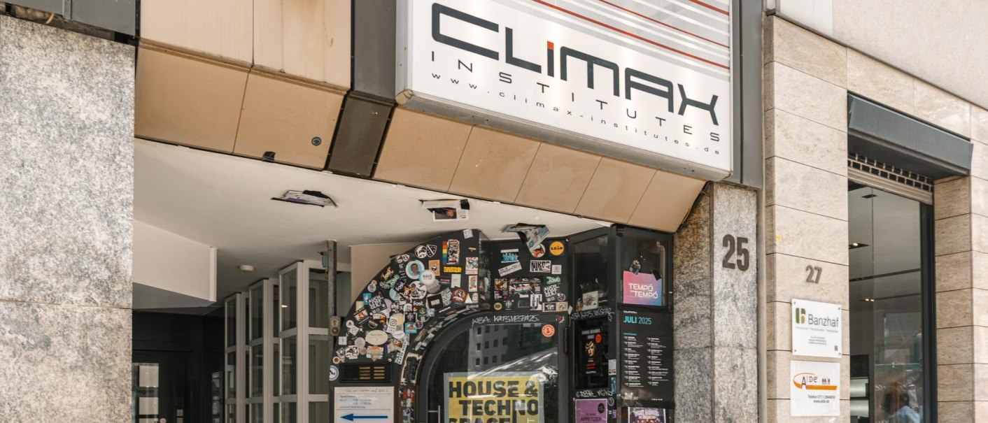 Entrance to the Climax Institute with lots of stickers and a sign saying 'House & Techno'., © Stuttgart Marketing GmbH, Sarah Schmid