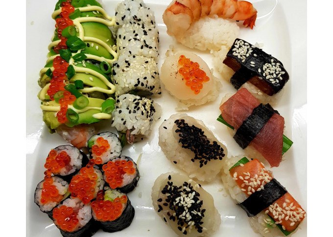 Ein Teller mit verschiedenen Sushi-Varianten, darunter Nigiri mit Garnelen, Lachs und Thunfisch, sowie Maki-Rollen mit Avocado und Fischrogen., &copy; Kultweine-Kochwelten-Kunst&uuml;cke - Kochschule Sonja Lenz