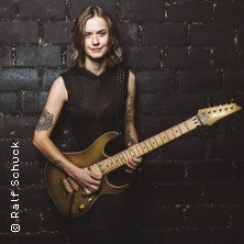 Yasi Hofer, &copy; links im Bild