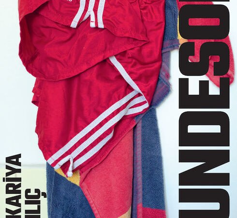 Buchcover des Romans 'Hundesohn' von Ozan Zakariya Keskinkılı&ccedil;. Ein rotes Adidas-Shirt h&auml;ngt &uuml;ber einem bunten Handtuch., &copy; Literaturhaus Stuttgart