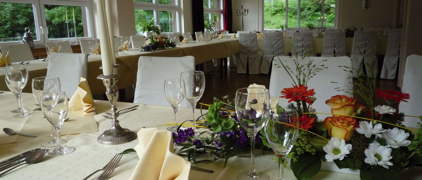 Festlich gedeckter Tisch im Römerhof Stuttgart mit Blumen, Kerzen und Gläsern, bereit für eine Veranstaltung., © Kulinarium und Römerhof Stuttgart Festlich gedeckter Tisch im Römerhof Stuttgart mit Blumen, Kerzen und Gläsern, bereit für eine Veranstaltung., © Kulinarium und Römerhof Stuttgart