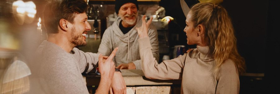 Zwei Personen unterhalten sich lächelnd mit einem Barista in einem gemütlichen Café. Die Atmosphäre ist warm und einladend., © Stuttgart-Marketing GmbH, Alwin Maigler Zwei Personen unterhalten sich lächelnd mit einem Barista in einem gemütlichen Café. Die Atmosphäre ist warm und einladend., © Stuttgart-Marketing GmbH, Alwin Maigler