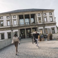 The StadtPalais Stuttgart with a classic façade, people walking on a paved path in front of it. In the background are trees and a sunny sky., © Stuttgart-Marketing GmbH, WP Steinheisser The StadtPalais Stuttgart with a classic façade, people walking on a paved path in front of it. In the background are trees and a sunny sky., © Stuttgart-Marketing GmbH, WP Steinheisser