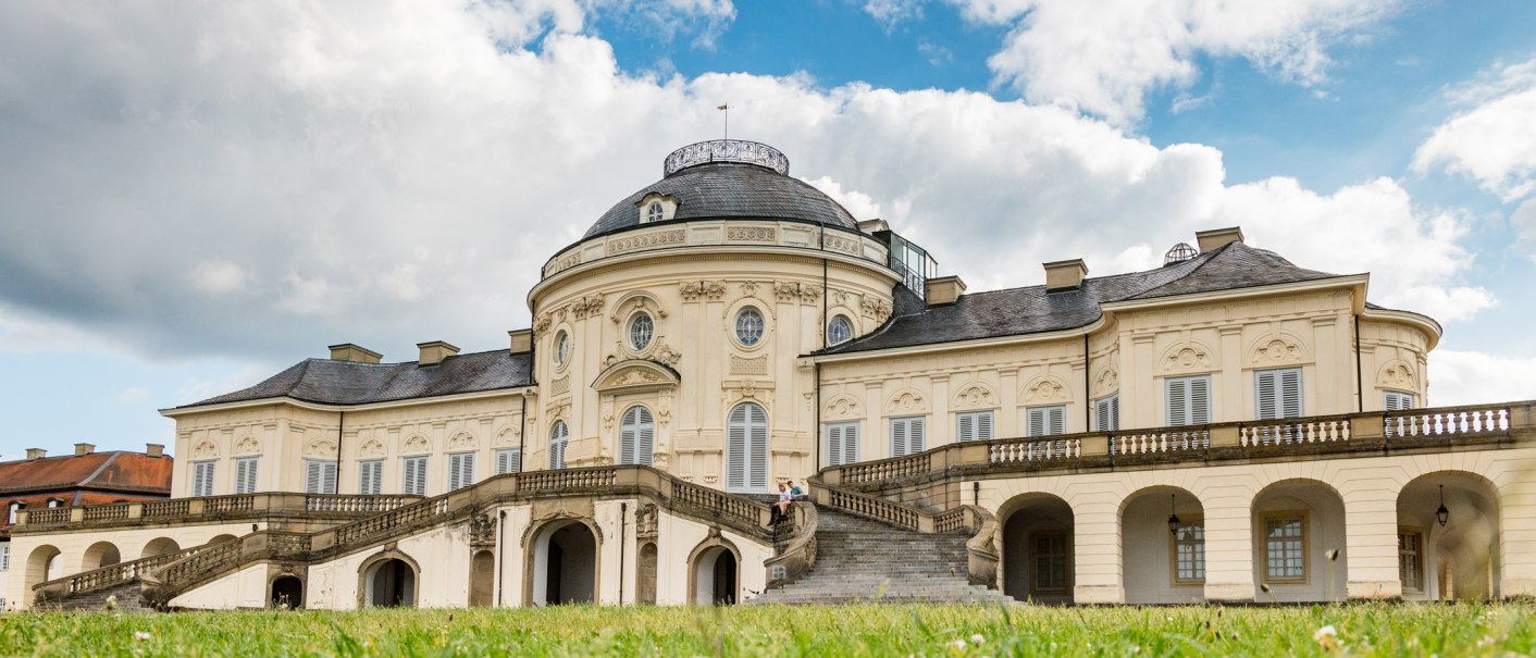 Schloss Solitude mit barocker Architektur, Treppenaufgang und gr&uuml;ner Wiese im Vordergrund. Der Himmel ist bew&ouml;lkt., &copy; Katrin Lehr (VIEL UNTERWEGS)