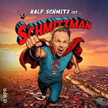 Ralf Schmitz als Superheld Schmitzmän fliegt über eine Stadt, mit rotem Umhang und einem 'S' auf der Brust., © links im Bild Ralf Schmitz als Superheld Schmitzmän fliegt über eine Stadt, mit rotem Umhang und einem 'S' auf der Brust., © links im Bild