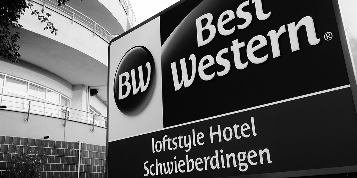 Black and white sign of the Best Western loftstyle Hotel Schwieberdingen in front of a modern building., © Best Western loftstyle hotel Schwieberdingen