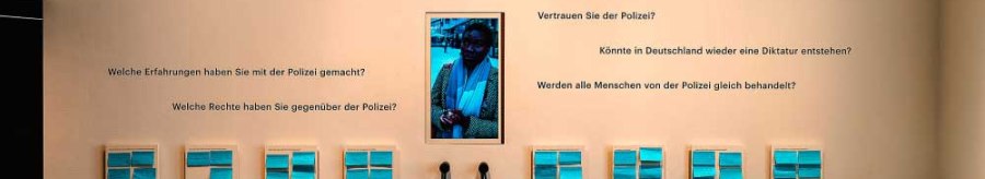 Exhibition wall with questions about the police and civil rights, notes and headphones. Visitors can write down their thoughts and listen to them., © Haus der Geschichte Baden-Württemberg