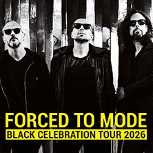 Drei Männer in schwarzer Kleidung stehen vor einem metallischen Hintergrund. Text: Forced To Mode - Black Celebration Tour 2026., © links im Bild