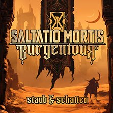 Albumcover von Saltatio Mortis: W&uuml;stenlandschaft mit Ruinen, Mond und mittelalterlichem Schriftzug 'Burgentour - Staub & Schatten'., &copy; links im Bild