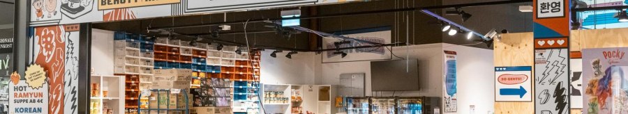 Eingang eines koreanischen Convenience Stores namens K-Crush mit bunten Schildern und Regalen voller Snacks und Getränke., © Stuttgart Marketing GmbH, Sarah Schmid