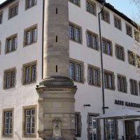 The Alte Kanzlei in Stuttgart, a historic building with many windows, a striking corner pillar and an outdoor area with parasols., © Stuttgart-Marketing GmbH The Alte Kanzlei in Stuttgart, a historic building with many windows, a striking corner pillar and an outdoor area with parasols., © Stuttgart-Marketing GmbH