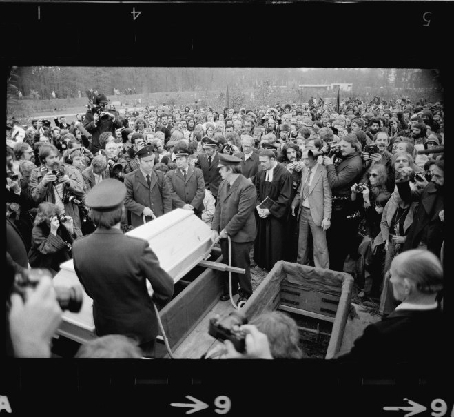 Eine gro&szlig;e Menschenmenge und Fotografen umgeben einen Sarg bei einer Beerdigung auf einem Friedhof., &copy; Stadtarchiv Stuttgart, Foto: Uli Kraufmann, 1069_FN274_20248_009