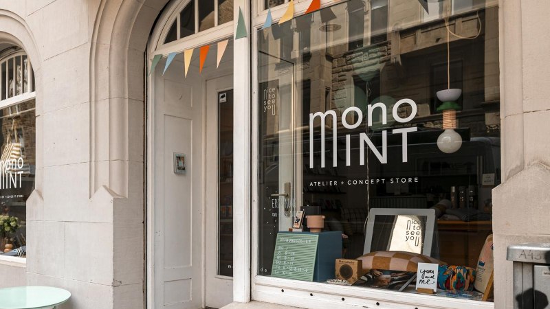 Eingang des Monomint Concept Stores mit dekorativem Schaufenster und bunter Wimpelkette., &copy; SMG, Sarah Schmid