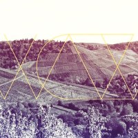 Weinberge erstrecken sich über Hügel, ein Dorf liegt im Hintergrund. Geometrische Linien überlagern das Bild, das in einem Sepia-Ton gehalten ist., © Weinbau Wieder Weinberge erstrecken sich über Hügel, ein Dorf liegt im Hintergrund. Geometrische Linien überlagern das Bild, das in einem Sepia-Ton gehalten ist., © Weinbau Wieder