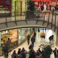 Innenansicht der K&ouml;nigsbau Passagen mit Gesch&auml;ften und Menschen auf zwei Etagen. Eine geschwungene Br&uuml;cke verbindet die Bereiche., &copy; Stuttgart-Marketing GmbH