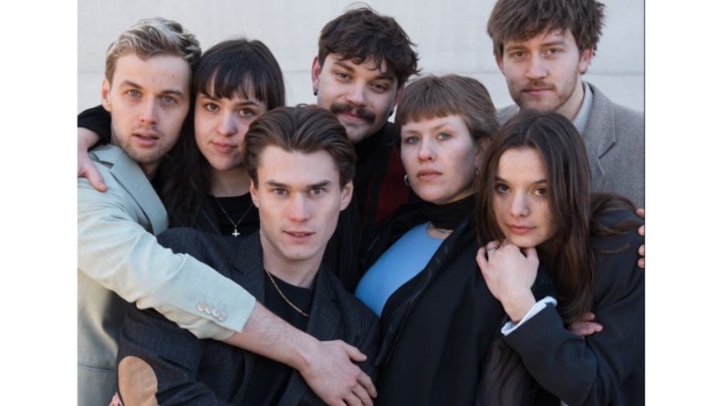 Sieben junge Erwachsene posieren eng umschlungen vor einer neutralen Wand. Sie tragen verschiedene stilvolle Outfits., © HMDK Stuttgart Sieben junge Erwachsene posieren eng umschlungen vor einer neutralen Wand. Sie tragen verschiedene stilvolle Outfits., © HMDK Stuttgart