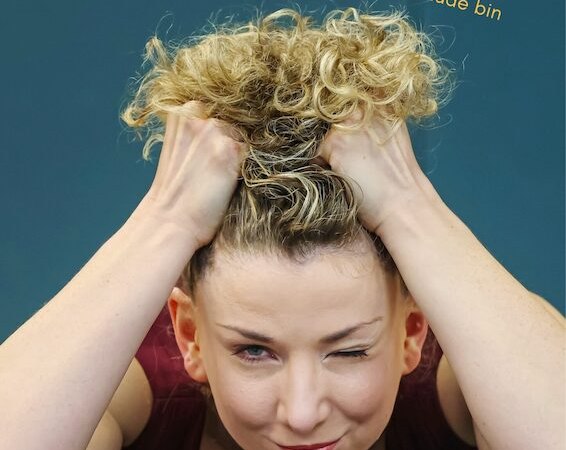 Frau mit lockigem Haar liegt auf dem Boden, stützt den Kopf mit den Händen und zwinkert. Text: "Shanti Schatzi - Weiß gar nicht, warum ich immer so müde bin.", © Renitenztheater Stuttgart e.V. Frau mit lockigem Haar liegt auf dem Boden, stützt den Kopf mit den Händen und zwinkert. Text: "Shanti Schatzi - Weiß gar nicht, warum ich immer so müde bin.", © Renitenztheater Stuttgart e.V.