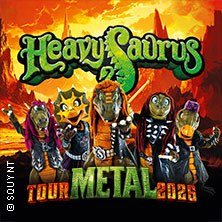 Heavysaurus Bandmitglieder in Dinosaurierkostümen posieren vor einer feurigen Kulisse. Der Schriftzug 'Metal Tour 2026' ist prominent zu sehen., © links im Bild