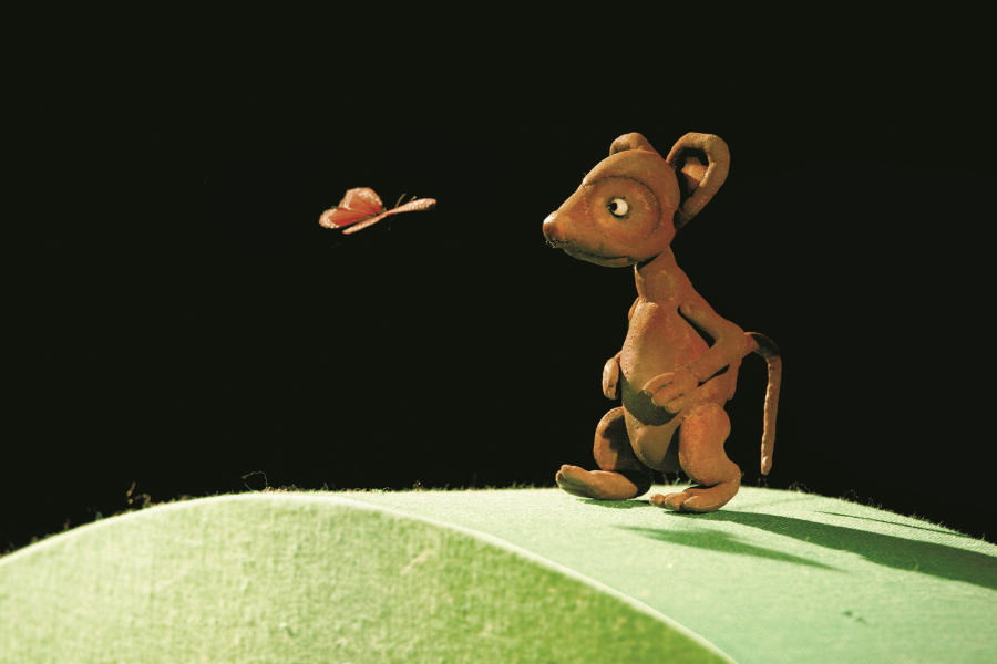 Während die anderen Vorräte holen, träumt Frederik vor sich hin, © Fithe – Das Figurentheater aus Ostbelgien Während die anderen Vorräte holen, träumt Frederik vor sich hin, © Fithe – Das Figurentheater aus Ostbelgien