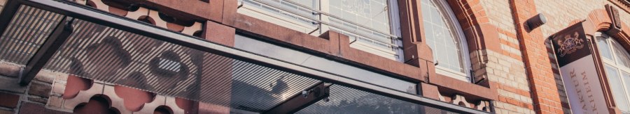 Fa&ccedil;ade of the Untert&uuml;rkheim wine manufactory with glass canopy, lettering and decorative windows., &copy; Weinmanufaktur Untert&uuml;rkheim